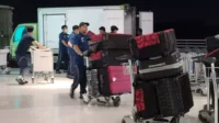 Timnas Indonesia bertolak ke Australia melalui Bandara Internasional Soekarno-Hatta (Soetta), Tangerang, Banten, pada Minggu, 16 Maret 2025 malam. (Beritasatu.com/Wahroni)