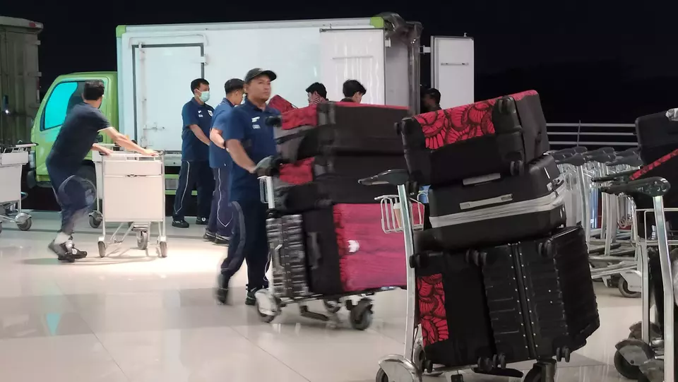 Timnas Indonesia bertolak ke Australia melalui Bandara Internasional Soekarno-Hatta (Soetta), Tangerang, Banten, pada Minggu, 16 Maret 2025 malam. (Beritasatu.com/Wahroni)